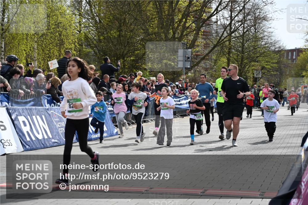 12.04.2026 - 45. Internationalen Wilhelmsburger Insellauf J. Mangold http://msf.ph/oto/9523279 12.04.2026 14:36:12 Ziel 1710, 863, 820, 328, 1025, 360, 325, 125, 827 meine-sportfotos.de
