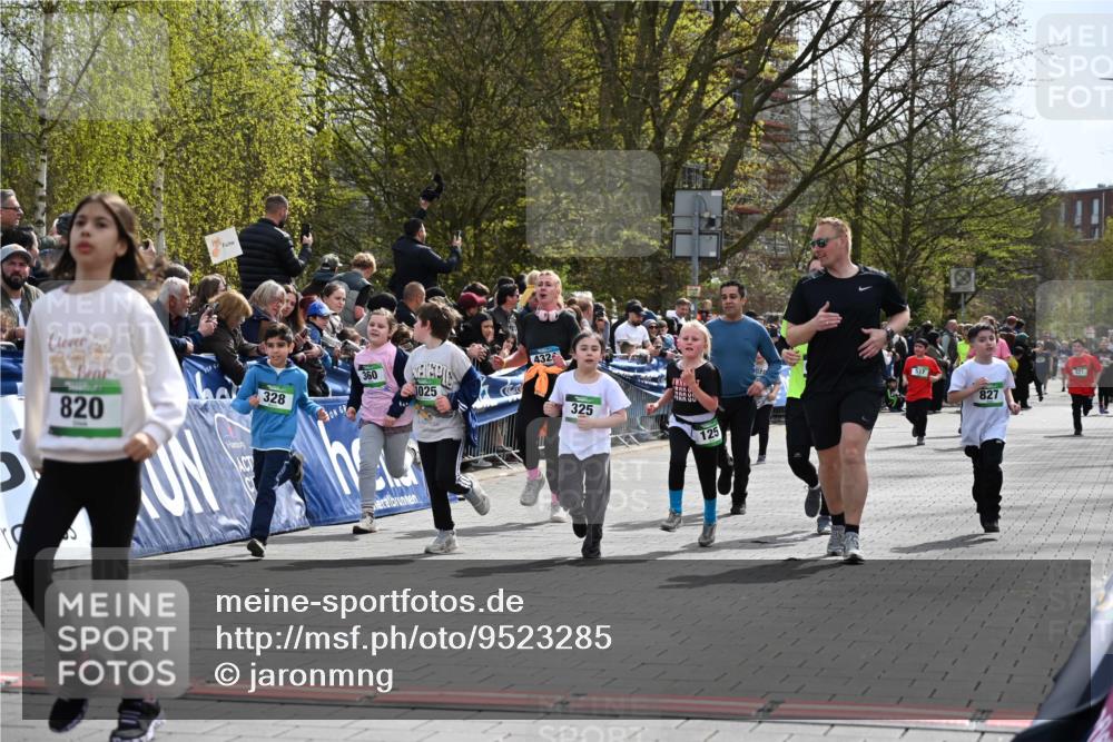 12.04.2026 - 45. Internationalen Wilhelmsburger Insellauf J. Mangold http://msf.ph/oto/9523285 12.04.2026 14:36:13 Ziel 820, 328, 1025, 360, 325, 125, 827 meine-sportfotos.de