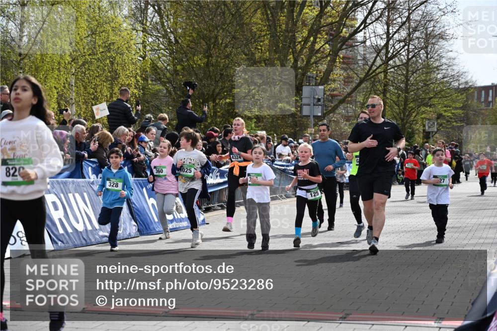 12.04.2026 - 45. Internationalen Wilhelmsburger Insellauf J. Mangold http://msf.ph/oto/9523286 12.04.2026 14:36:13 Ziel 820, 328, 1025, 360, 325, 125, 827 meine-sportfotos.de