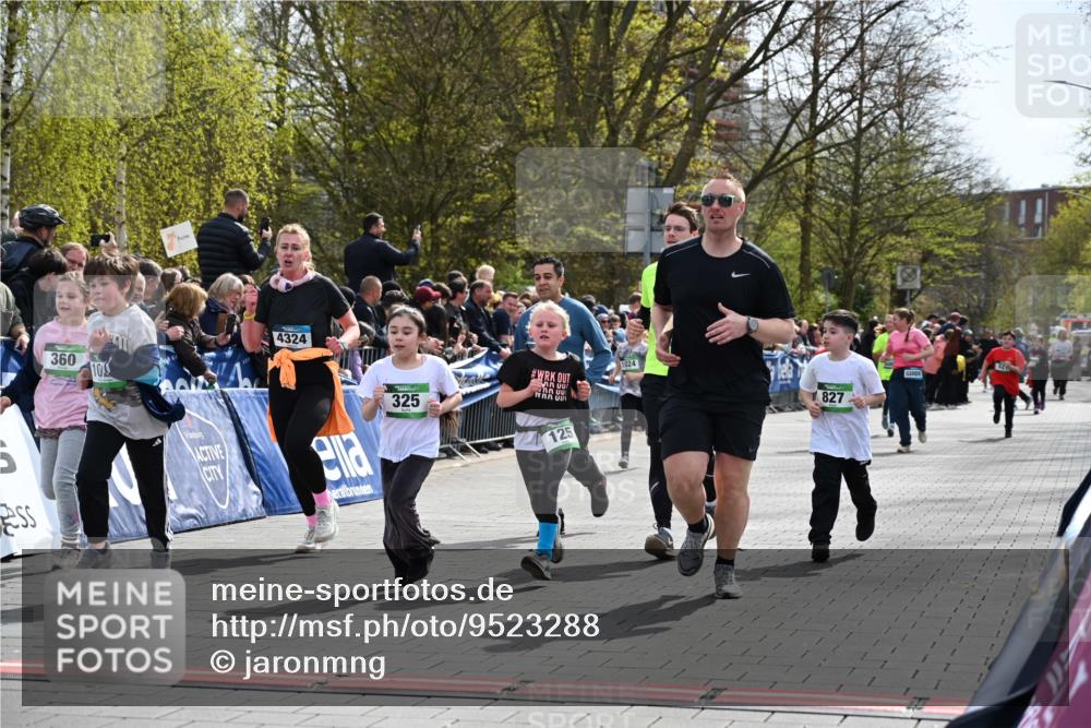 12.04.2026 - 45. Internationalen Wilhelmsburger Insellauf J. Mangold http://msf.ph/oto/9523288 12.04.2026 14:36:14 Ziel 820, 328, 1025, 360, 325, 125, 827, 1024 meine-sportfotos.de