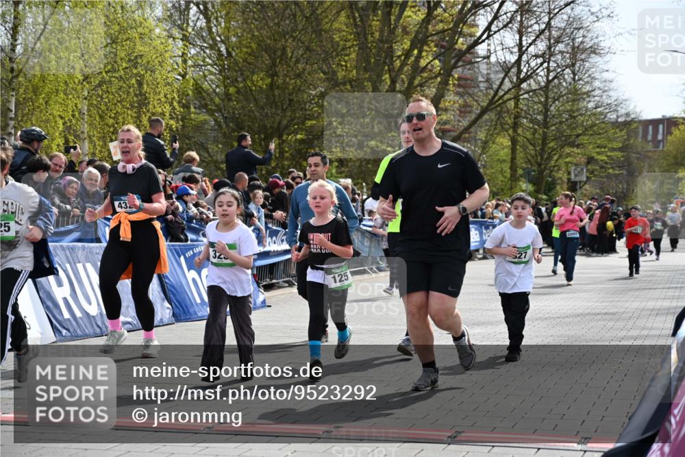 12.04.2026 - 45. Internationalen Wilhelmsburger Insellauf J. Mangold http://msf.ph/oto/9523292 12.04.2026 14:36:14 Ziel 820, 328, 1025, 360, 325, 125, 827, 1024 meine-sportfotos.de
