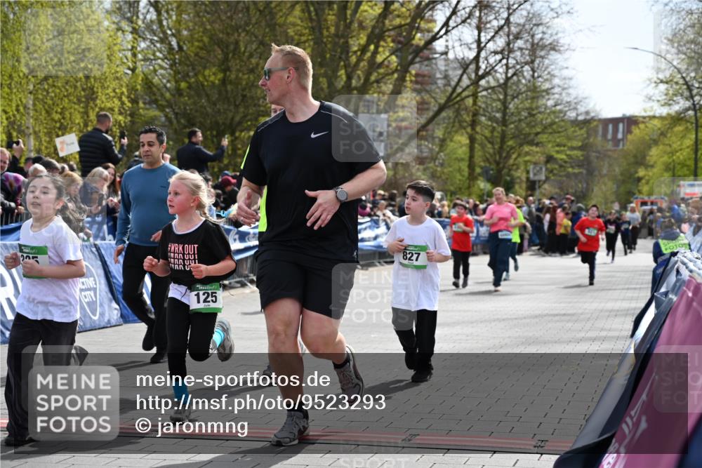 12.04.2026 - 45. Internationalen Wilhelmsburger Insellauf J. Mangold http://msf.ph/oto/9523293 12.04.2026 14:36:15 Ziel 820, 328, 1025, 360, 325, 125, 827, 1024 meine-sportfotos.de
