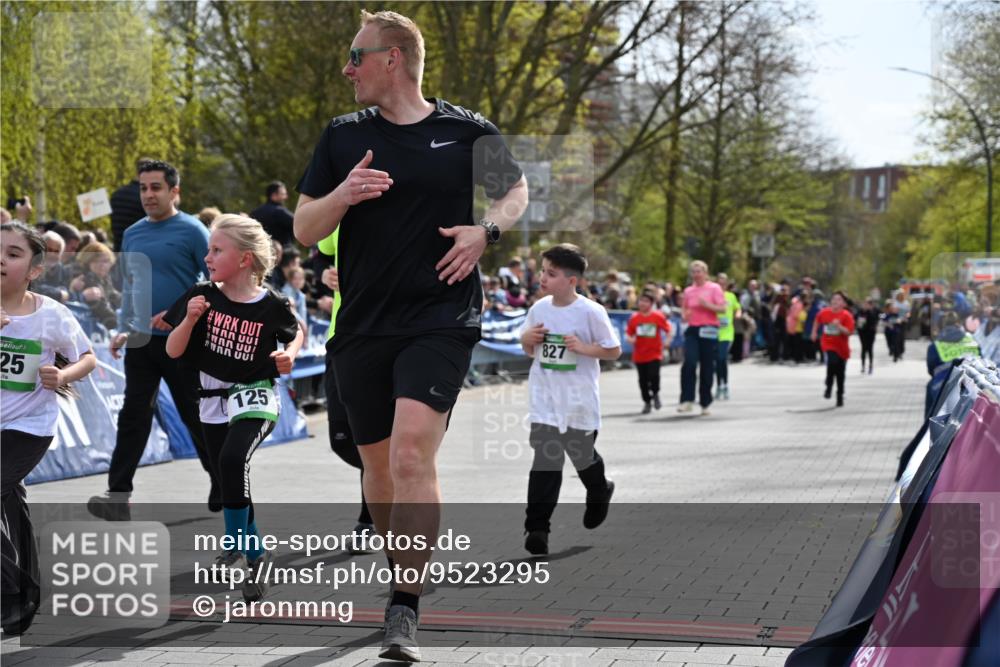 12.04.2026 - 45. Internationalen Wilhelmsburger Insellauf J. Mangold http://msf.ph/oto/9523295 12.04.2026 14:36:15 Ziel 820, 328, 1025, 360, 325, 125, 827, 1024 meine-sportfotos.de