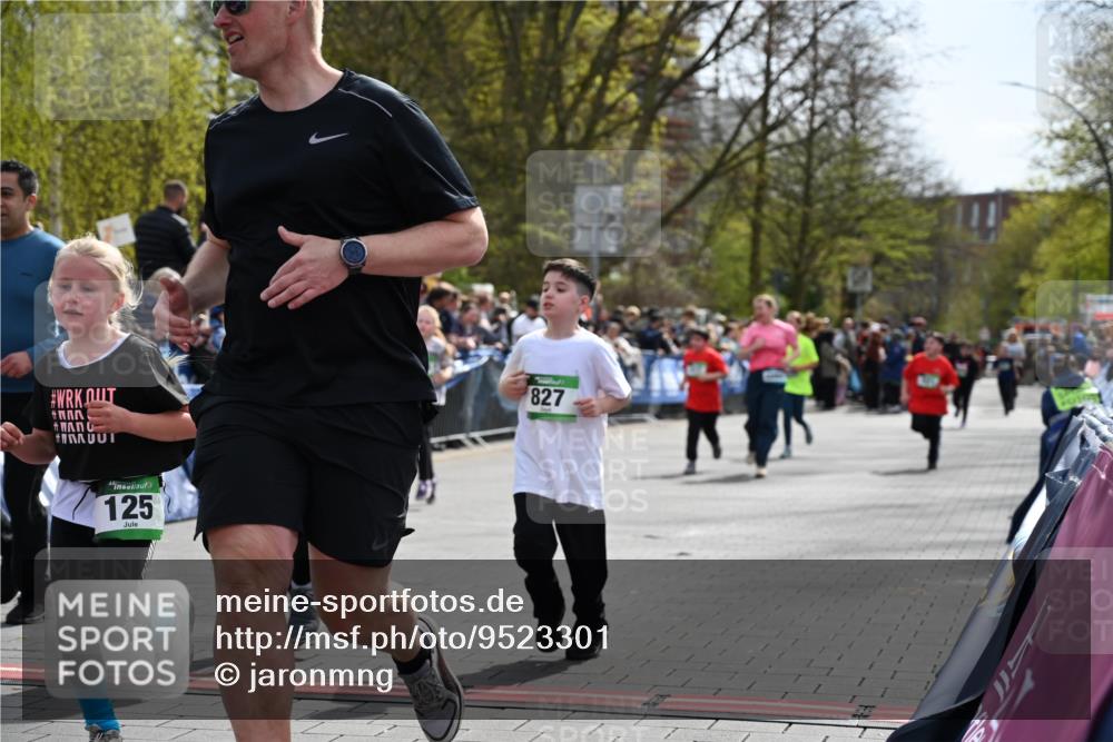 12.04.2026 - 45. Internationalen Wilhelmsburger Insellauf J. Mangold http://msf.ph/oto/9523301 12.04.2026 14:36:15 Ziel 820, 328, 1025, 360, 325, 125, 827, 1024 meine-sportfotos.de