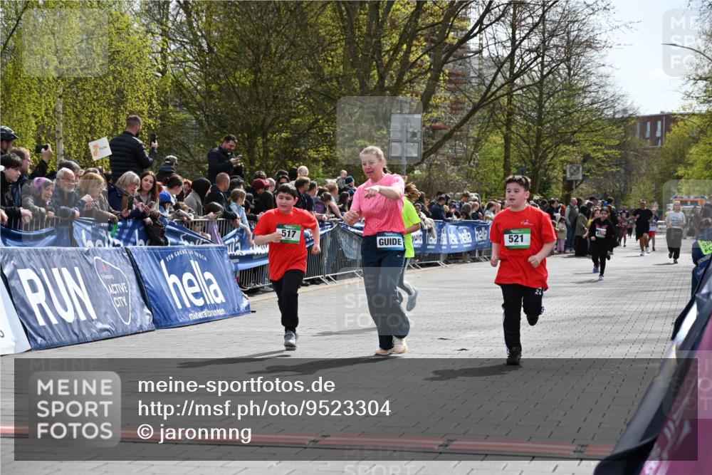 12.04.2026 - 45. Internationalen Wilhelmsburger Insellauf J. Mangold http://msf.ph/oto/9523304 12.04.2026 14:36:19 Ziel 125, 827, 1024, 517, 521 meine-sportfotos.de