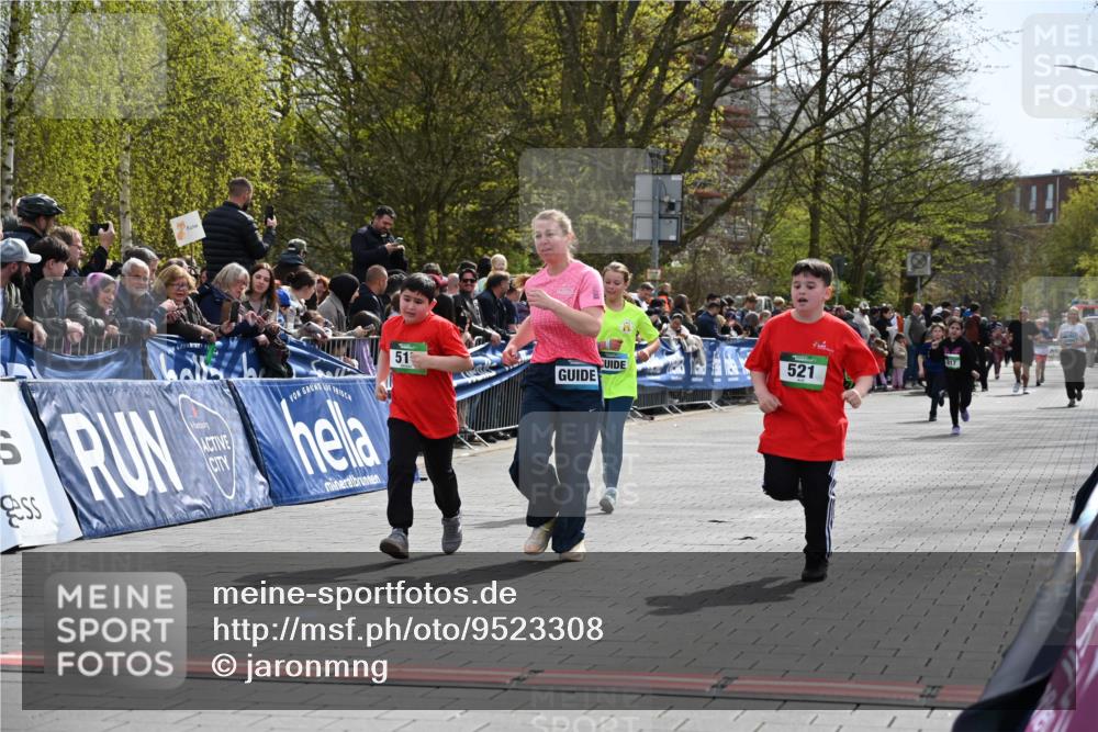 12.04.2026 - 45. Internationalen Wilhelmsburger Insellauf J. Mangold http://msf.ph/oto/9523308 12.04.2026 14:36:19 Ziel 125, 827, 1024, 517, 521 meine-sportfotos.de
