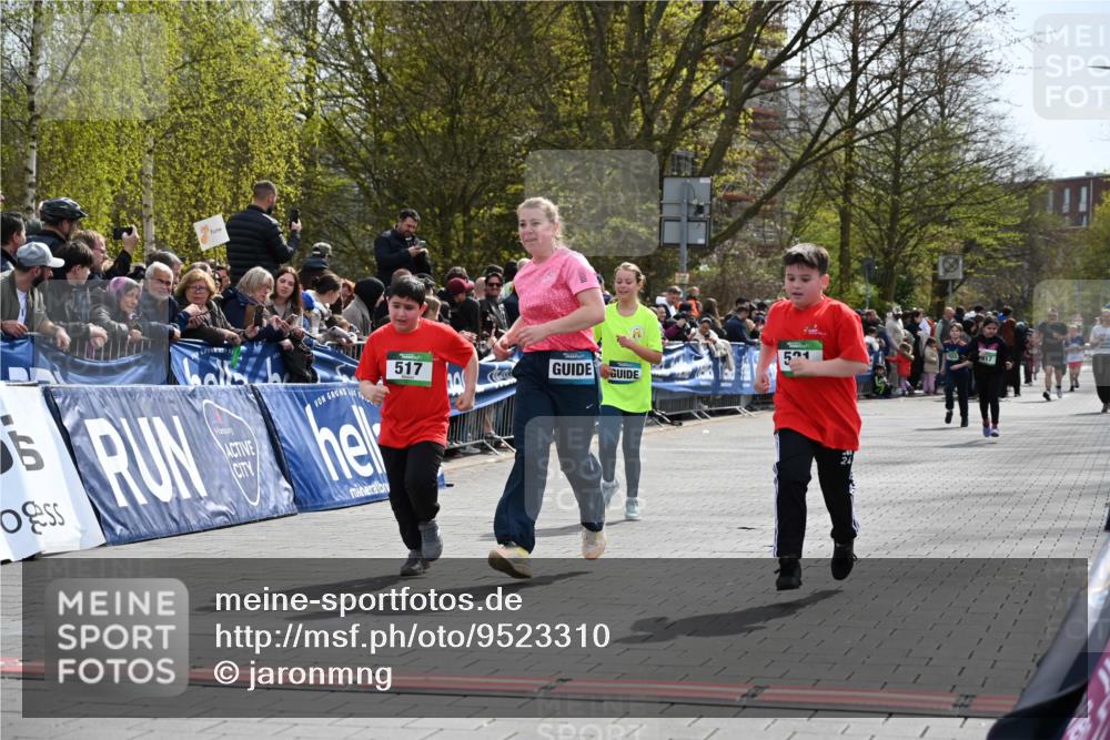 12.04.2026 - 45. Internationalen Wilhelmsburger Insellauf J. Mangold http://msf.ph/oto/9523310 12.04.2026 14:36:19 Ziel 125, 827, 1024, 517, 521 meine-sportfotos.de