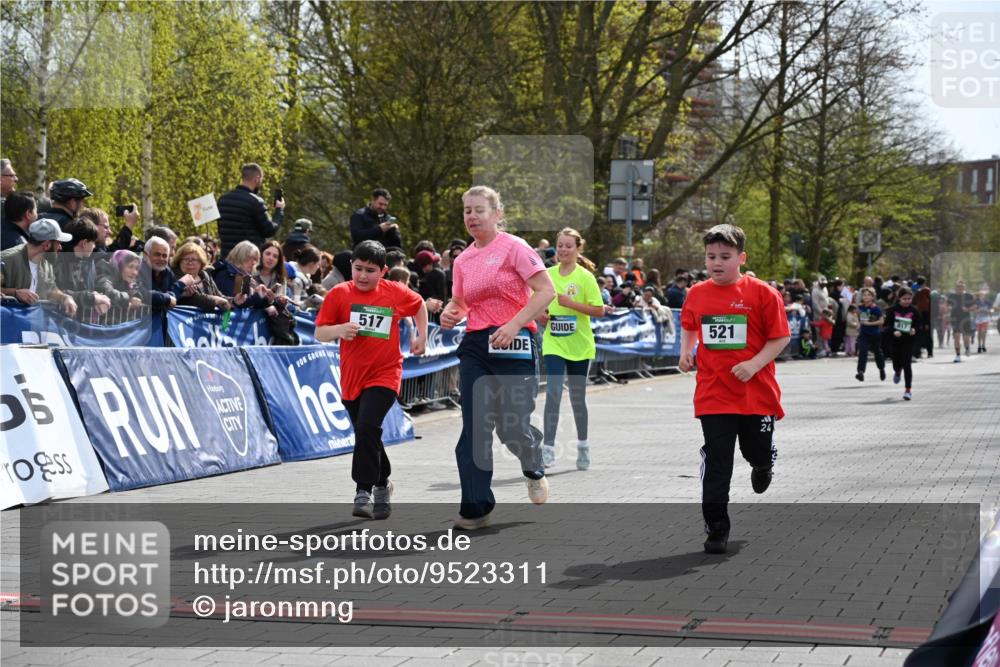 12.04.2026 - 45. Internationalen Wilhelmsburger Insellauf J. Mangold http://msf.ph/oto/9523311 12.04.2026 14:36:19 Ziel 125, 827, 1024, 517, 521 meine-sportfotos.de