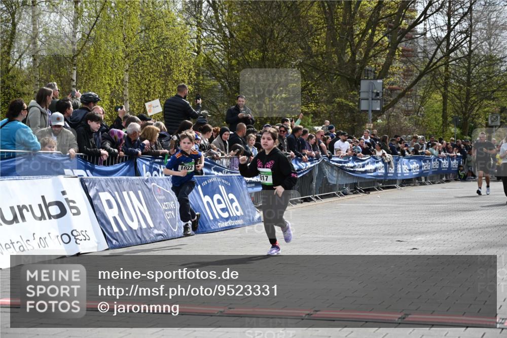 12.04.2026 - 45. Internationalen Wilhelmsburger Insellauf J. Mangold http://msf.ph/oto/9523331 12.04.2026 14:36:24 Ziel 517, 521, 817, 1022 meine-sportfotos.de