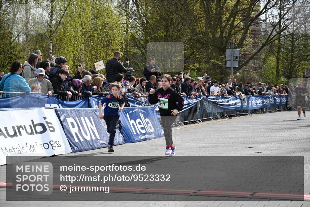 12.04.2026 - 45. Internationalen Wilhelmsburger Insellauf J. Mangold http://msf.ph/oto/9523332 12.04.2026 14:36:24 Ziel 517, 521, 817, 1022 meine-sportfotos.de