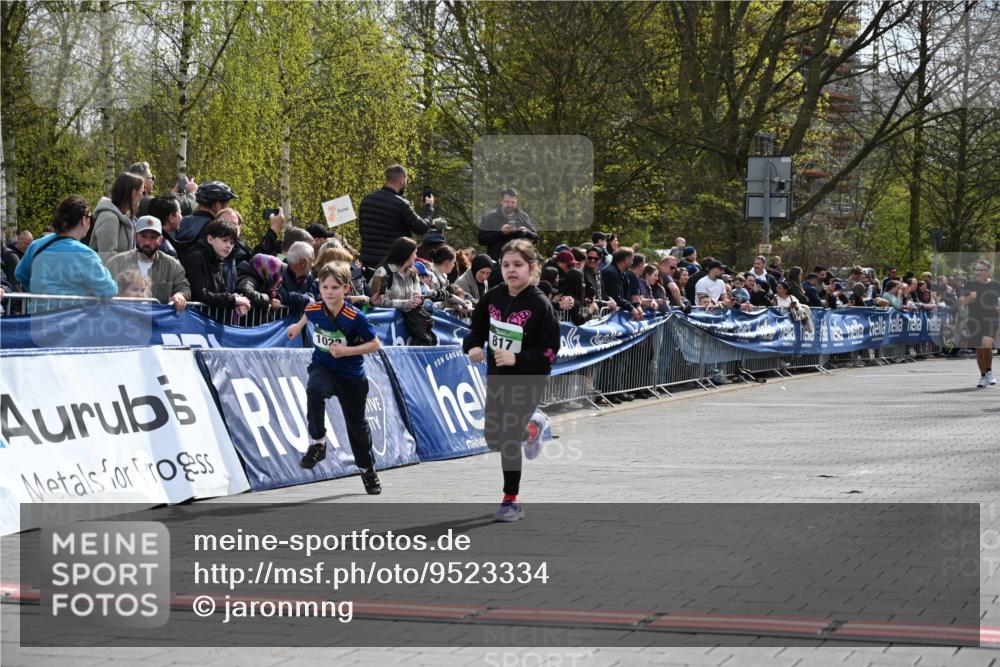 12.04.2026 - 45. Internationalen Wilhelmsburger Insellauf J. Mangold http://msf.ph/oto/9523334 12.04.2026 14:36:24 Ziel 517, 521, 817, 1022 meine-sportfotos.de
