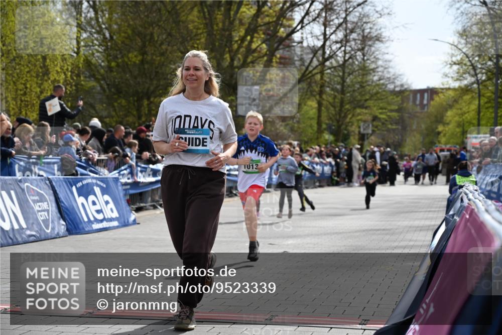 12.04.2026 - 45. Internationalen Wilhelmsburger Insellauf J. Mangold http://msf.ph/oto/9523339 12.04.2026 14:36:32 Ziel 1013, 1030, 1033, 834, 1003 meine-sportfotos.de