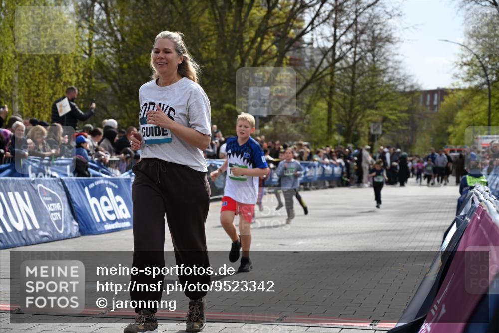 12.04.2026 - 45. Internationalen Wilhelmsburger Insellauf J. Mangold http://msf.ph/oto/9523342 12.04.2026 14:36:32 Ziel 1013, 1030, 1033, 834, 1003 meine-sportfotos.de