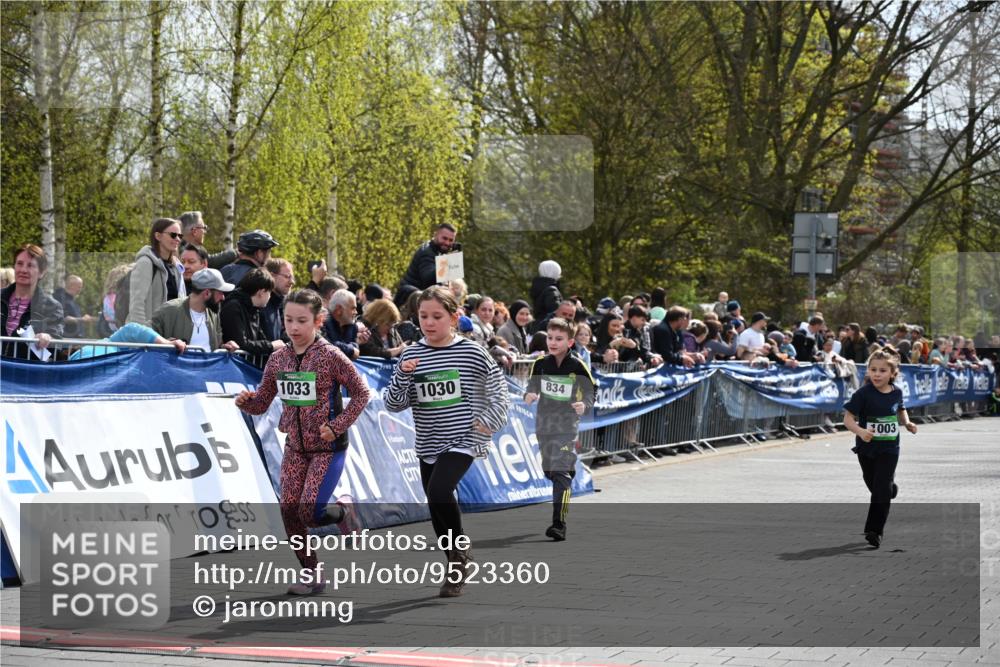 12.04.2026 - 45. Internationalen Wilhelmsburger Insellauf J. Mangold http://msf.ph/oto/9523360 12.04.2026 14:36:35 Ziel 1013, 1030, 1033, 834, 1003 meine-sportfotos.de