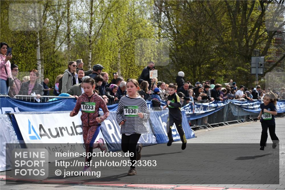12.04.2026 - 45. Internationalen Wilhelmsburger Insellauf J. Mangold http://msf.ph/oto/9523363 12.04.2026 14:36:35 Ziel 1013, 1030, 1033, 834, 1003 meine-sportfotos.de