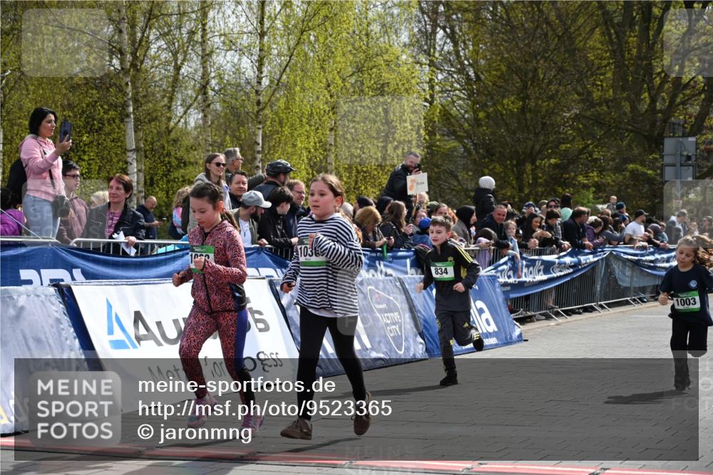 12.04.2026 - 45. Internationalen Wilhelmsburger Insellauf J. Mangold http://msf.ph/oto/9523365 12.04.2026 14:36:35 Ziel 1013, 1030, 1033, 834, 1003 meine-sportfotos.de