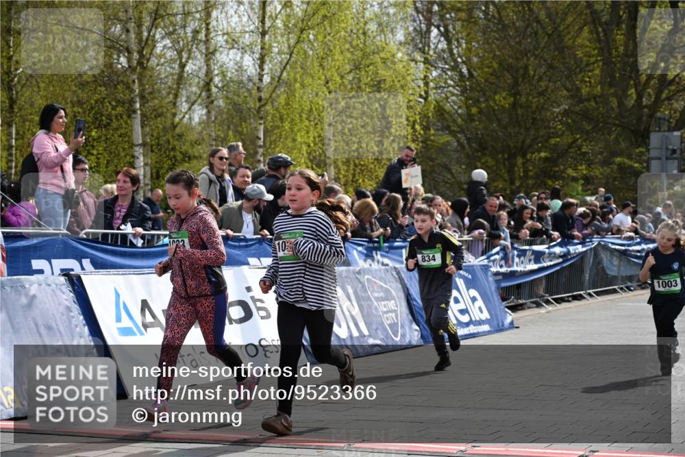 12.04.2026 - 45. Internationalen Wilhelmsburger Insellauf J. Mangold http://msf.ph/oto/9523366 12.04.2026 14:36:36 Ziel 1013, 1030, 1033, 834, 1003 meine-sportfotos.de
