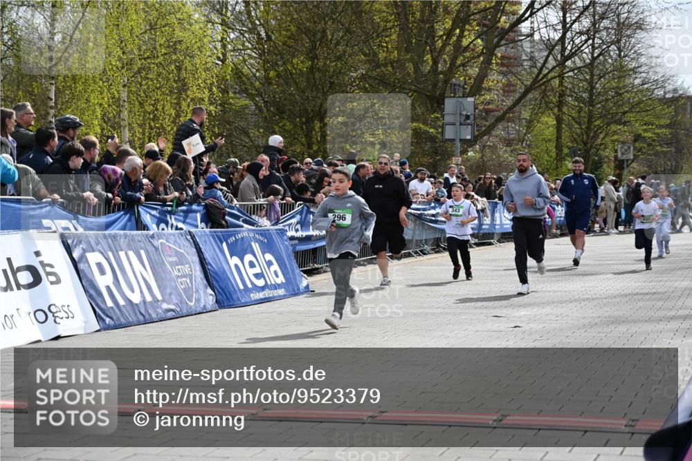 12.04.2026 - 45. Internationalen Wilhelmsburger Insellauf J. Mangold http://msf.ph/oto/9523379 12.04.2026 14:36:41 Ziel 296, 343 meine-sportfotos.de