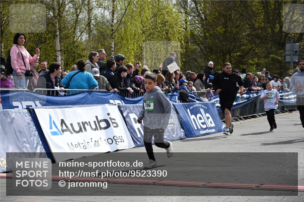 12.04.2026 - 45. Internationalen Wilhelmsburger Insellauf J. Mangold http://msf.ph/oto/9523390 12.04.2026 14:36:42 Ziel 296, 343, 665 meine-sportfotos.de