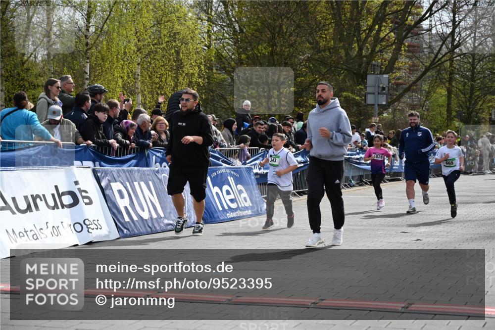 12.04.2026 - 45. Internationalen Wilhelmsburger Insellauf J. Mangold http://msf.ph/oto/9523395 12.04.2026 14:36:43 Ziel 296, 343, 665 meine-sportfotos.de