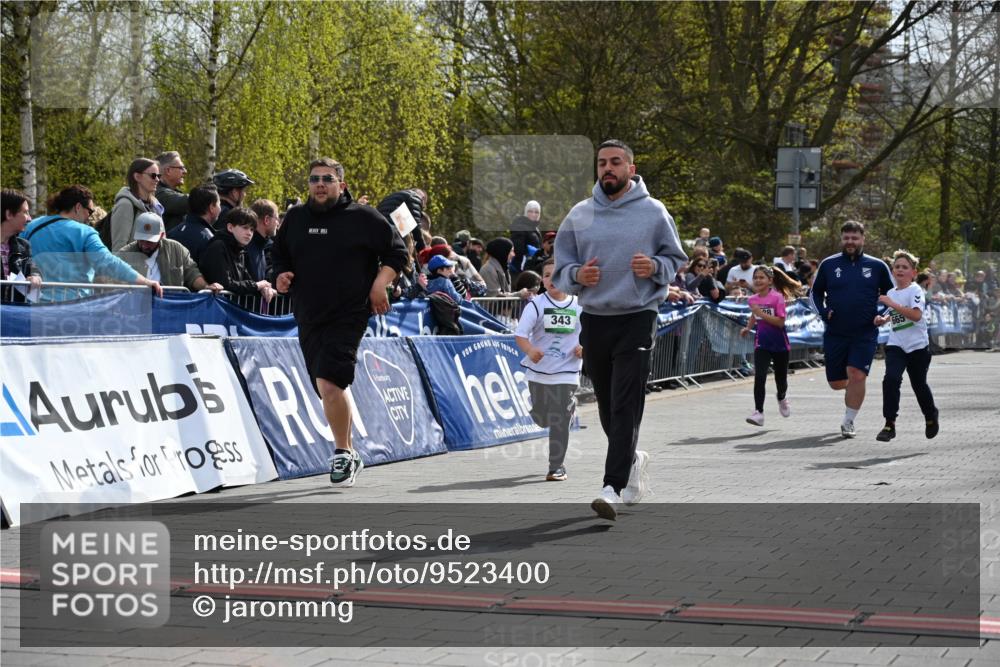 12.04.2026 - 45. Internationalen Wilhelmsburger Insellauf J. Mangold http://msf.ph/oto/9523400 12.04.2026 14:36:43 Ziel 296, 343, 665 meine-sportfotos.de
