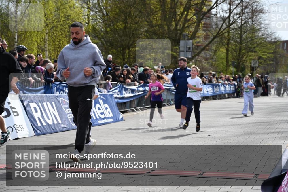 12.04.2026 - 45. Internationalen Wilhelmsburger Insellauf J. Mangold http://msf.ph/oto/9523401 12.04.2026 14:36:44 Ziel 296, 343, 665 meine-sportfotos.de