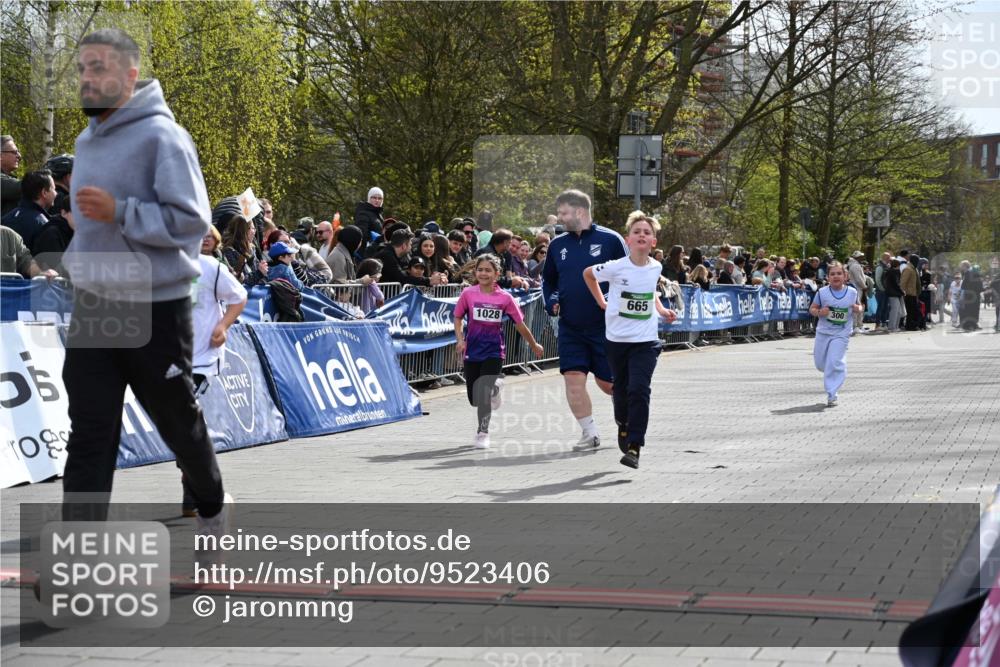 12.04.2026 - 45. Internationalen Wilhelmsburger Insellauf J. Mangold http://msf.ph/oto/9523406 12.04.2026 14:36:45 Ziel 296, 343, 665 meine-sportfotos.de