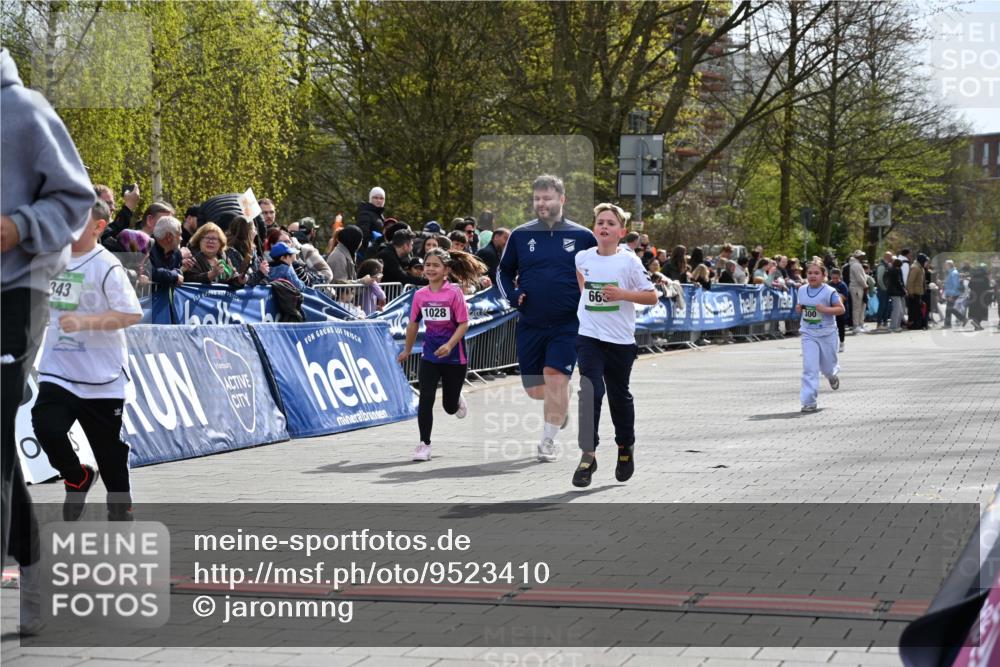 12.04.2026 - 45. Internationalen Wilhelmsburger Insellauf J. Mangold http://msf.ph/oto/9523410 12.04.2026 14:36:45 Ziel 296, 343, 665 meine-sportfotos.de