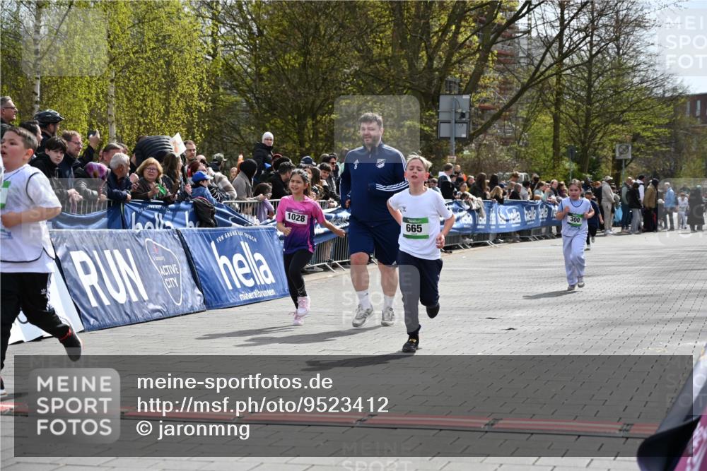 12.04.2026 - 45. Internationalen Wilhelmsburger Insellauf J. Mangold http://msf.ph/oto/9523412 12.04.2026 14:36:45 Ziel 296, 343, 665 meine-sportfotos.de