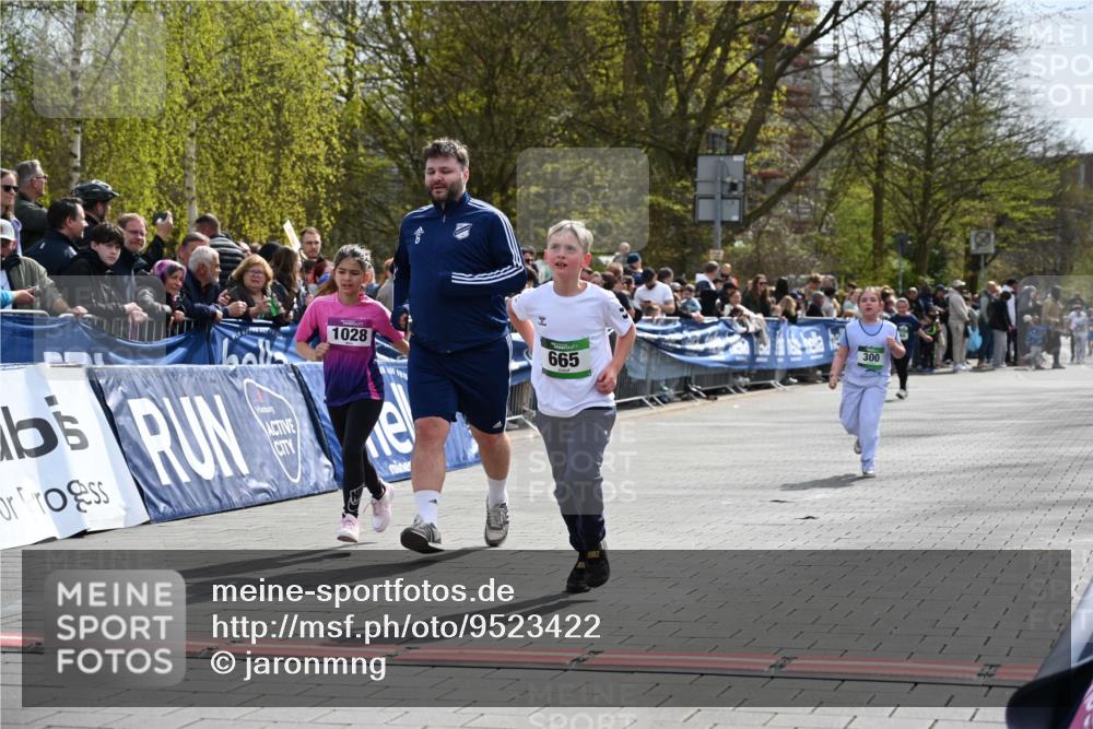 12.04.2026 - 45. Internationalen Wilhelmsburger Insellauf J. Mangold http://msf.ph/oto/9523422 12.04.2026 14:36:46 Ziel 296, 343, 665, 300 meine-sportfotos.de