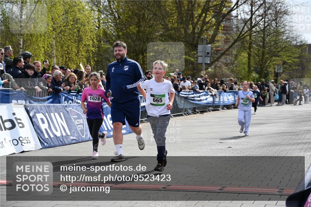 12.04.2026 - 45. Internationalen Wilhelmsburger Insellauf J. Mangold http://msf.ph/oto/9523423 12.04.2026 14:36:46 Ziel 296, 343, 665, 300 meine-sportfotos.de