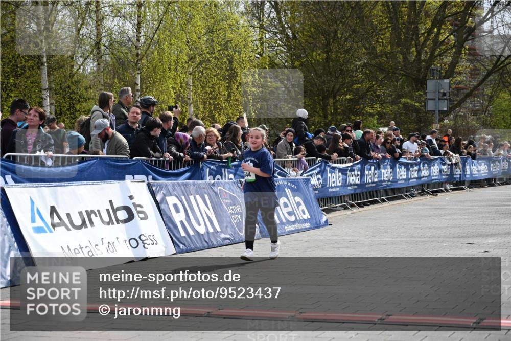 12.04.2026 - 45. Internationalen Wilhelmsburger Insellauf J. Mangold http://msf.ph/oto/9523437 12.04.2026 14:36:53 Ziel 300, 644, 511 meine-sportfotos.de