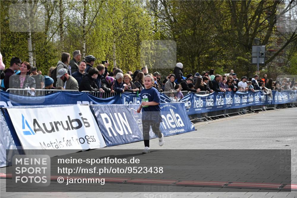 12.04.2026 - 45. Internationalen Wilhelmsburger Insellauf J. Mangold http://msf.ph/oto/9523438 12.04.2026 14:36:54 Ziel 300, 644, 511, 650 meine-sportfotos.de