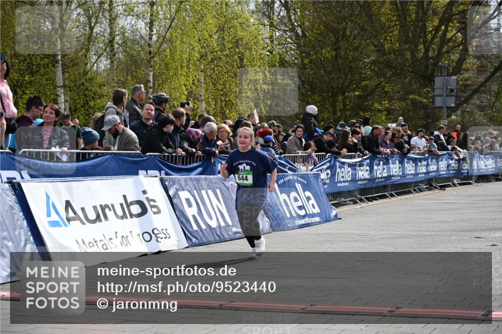 12.04.2026 - 45. Internationalen Wilhelmsburger Insellauf J. Mangold http://msf.ph/oto/9523440 12.04.2026 14:36:54 Ziel 300, 644, 511, 650 meine-sportfotos.de