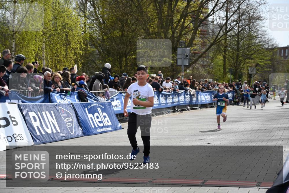 12.04.2026 - 45. Internationalen Wilhelmsburger Insellauf J. Mangold http://msf.ph/oto/9523483 12.04.2026 14:37:01 Ziel 511, 650, 689 meine-sportfotos.de