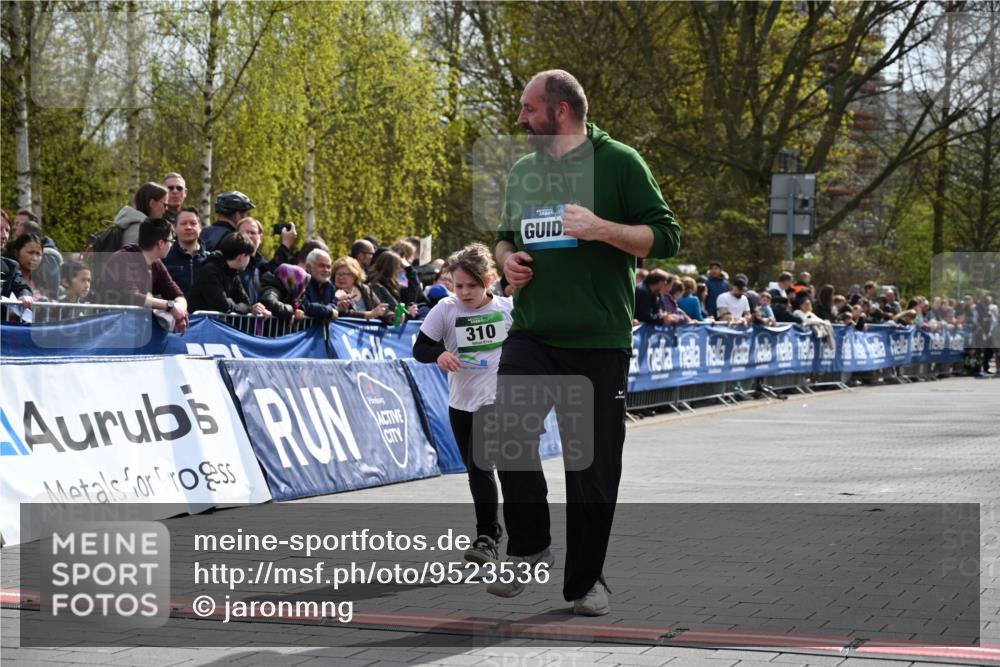 12.04.2026 - 45. Internationalen Wilhelmsburger Insellauf J. Mangold http://msf.ph/oto/9523536 12.04.2026 14:37:15 Ziel 874, 297, 310 meine-sportfotos.de