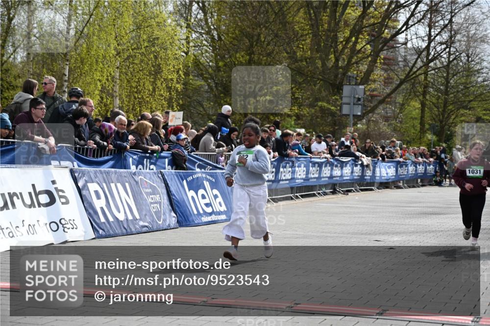 12.04.2026 - 45. Internationalen Wilhelmsburger Insellauf J. Mangold http://msf.ph/oto/9523543 12.04.2026 14:37:25 Ziel 822, 1031 meine-sportfotos.de
