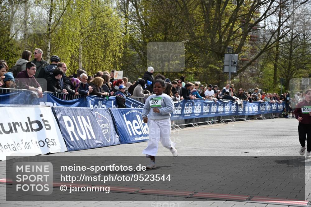 12.04.2026 - 45. Internationalen Wilhelmsburger Insellauf J. Mangold http://msf.ph/oto/9523544 12.04.2026 14:37:26 Ziel 822, 1031 meine-sportfotos.de