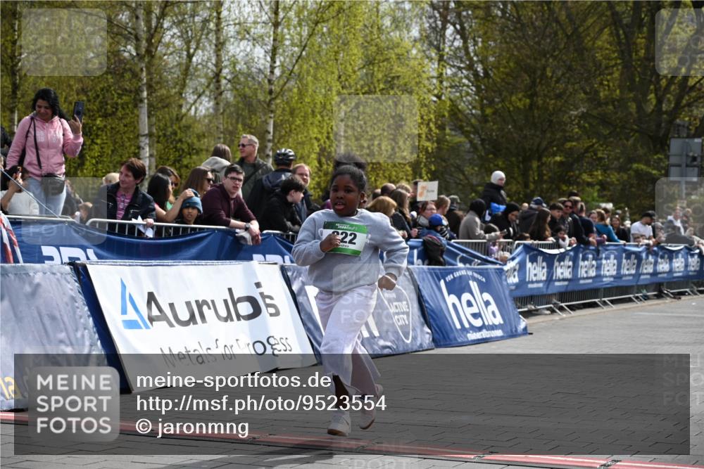 12.04.2026 - 45. Internationalen Wilhelmsburger Insellauf J. Mangold http://msf.ph/oto/9523554 12.04.2026 14:37:26 Ziel 822, 1031 meine-sportfotos.de