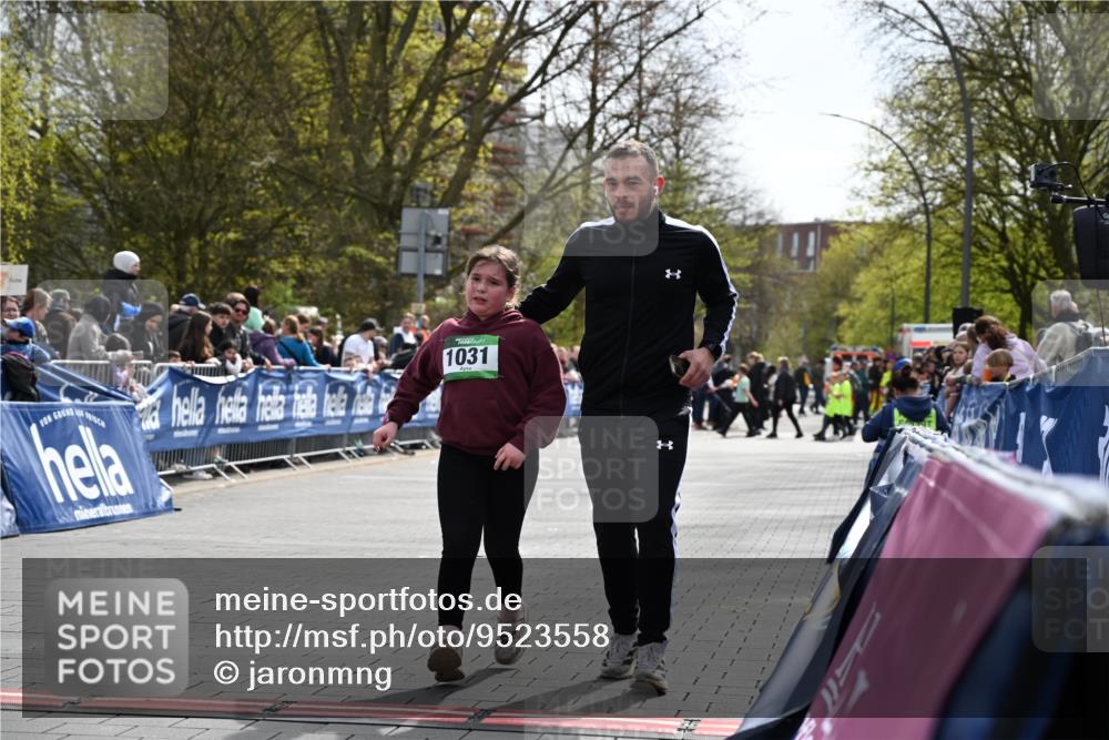 12.04.2026 - 45. Internationalen Wilhelmsburger Insellauf J. Mangold http://msf.ph/oto/9523558 12.04.2026 14:37:28 Ziel 822, 1031 meine-sportfotos.de