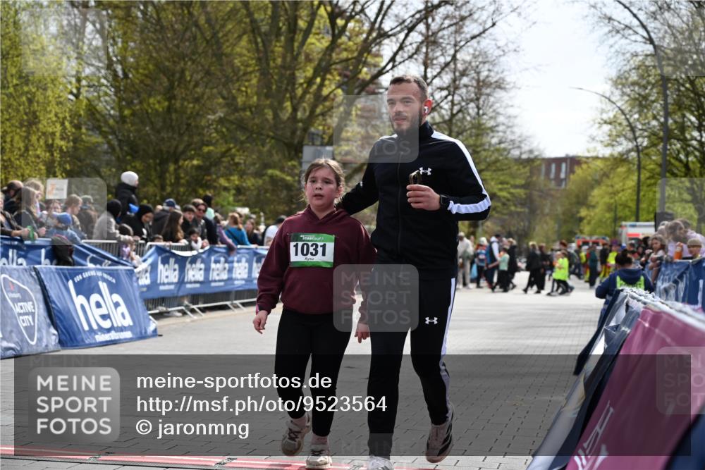 12.04.2026 - 45. Internationalen Wilhelmsburger Insellauf J. Mangold http://msf.ph/oto/9523564 12.04.2026 14:37:28 Ziel 822, 1031 meine-sportfotos.de