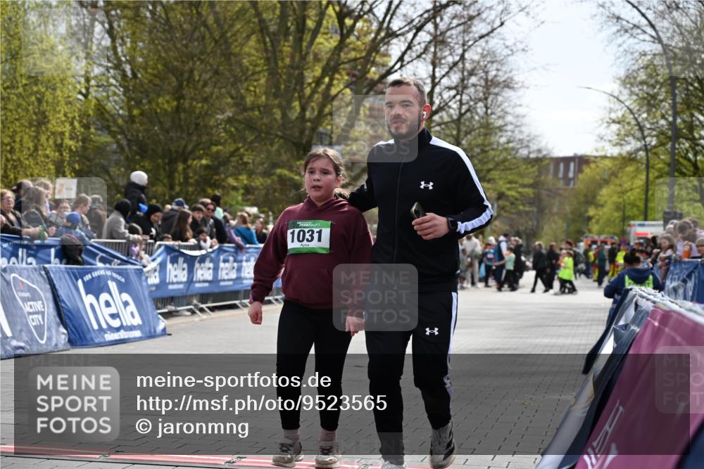 12.04.2026 - 45. Internationalen Wilhelmsburger Insellauf J. Mangold http://msf.ph/oto/9523565 12.04.2026 14:37:28 Ziel 822, 1031 meine-sportfotos.de