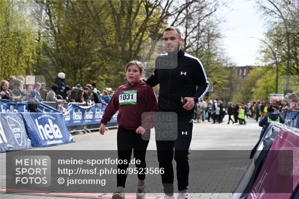 12.04.2026 - 45. Internationalen Wilhelmsburger Insellauf J. Mangold http://msf.ph/oto/9523566 12.04.2026 14:37:28 Ziel 822, 1031 meine-sportfotos.de