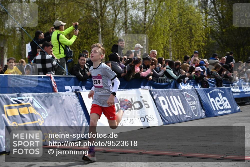 12.04.2026 - 45. Internationalen Wilhelmsburger Insellauf J. Mangold http://msf.ph/oto/9523618 12.04.2026 14:48:26 Ziel 1835, 1824 meine-sportfotos.de