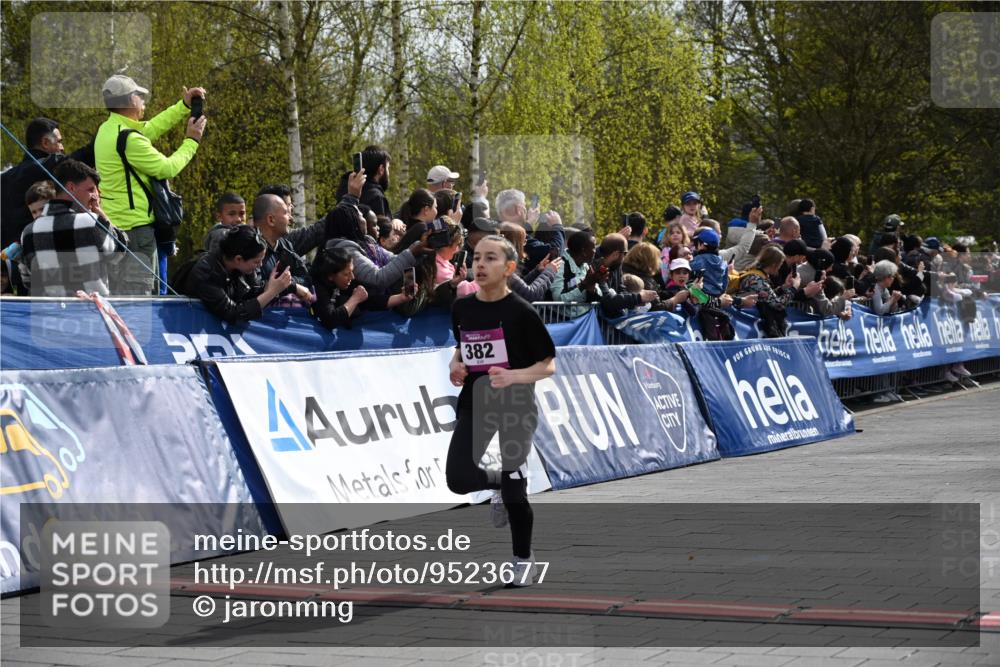 12.04.2026 - 45. Internationalen Wilhelmsburger Insellauf J. Mangold http://msf.ph/oto/9523677 12.04.2026 14:48:43 Ziel 18, 382, 1826, 1841 meine-sportfotos.de