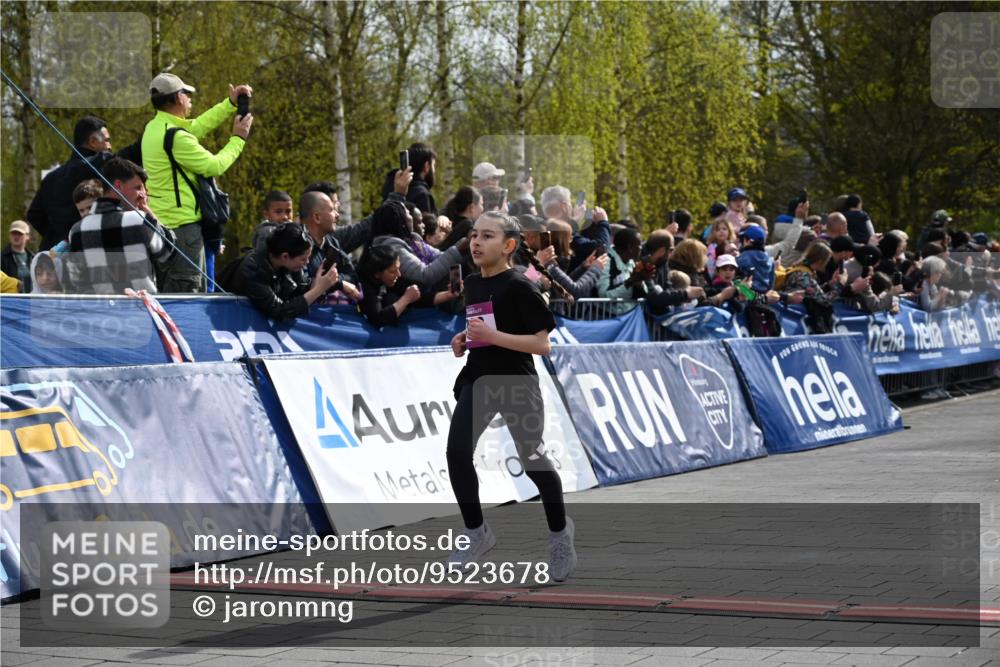 12.04.2026 - 45. Internationalen Wilhelmsburger Insellauf J. Mangold http://msf.ph/oto/9523678 12.04.2026 14:48:43 Ziel 18, 382, 1826, 1841 meine-sportfotos.de