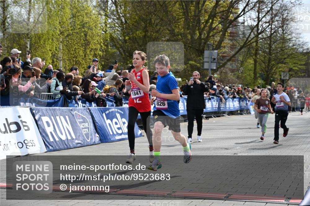 12.04.2026 - 45. Internationalen Wilhelmsburger Insellauf J. Mangold http://msf.ph/oto/9523683 12.04.2026 14:48:47 Ziel 382, 1826, 1841, 337, 167, 1846 meine-sportfotos.de