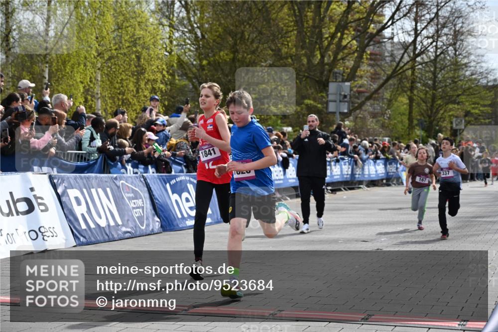 12.04.2026 - 45. Internationalen Wilhelmsburger Insellauf J. Mangold http://msf.ph/oto/9523684 12.04.2026 14:48:47 Ziel 382, 1826, 1841, 337, 167, 1846 meine-sportfotos.de