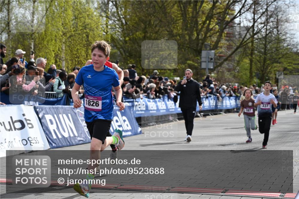 12.04.2026 - 45. Internationalen Wilhelmsburger Insellauf J. Mangold http://msf.ph/oto/9523688 12.04.2026 14:48:48 Ziel 1826, 1841, 337, 167, 1846, 683 meine-sportfotos.de