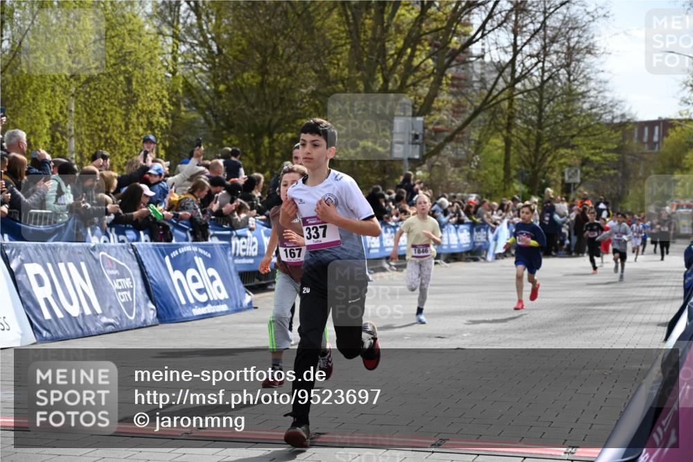 12.04.2026 - 45. Internationalen Wilhelmsburger Insellauf J. Mangold http://msf.ph/oto/9523697 12.04.2026 14:48:49 Ziel 1826, 1841, 337, 167, 1846, 683 meine-sportfotos.de